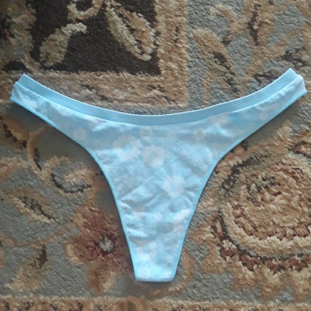 Pink VS thong - Picture 2 of 14